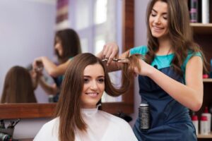 Salon de coiffure : comment transformer l’attente en confort grâce à des magazines bien choisis ?